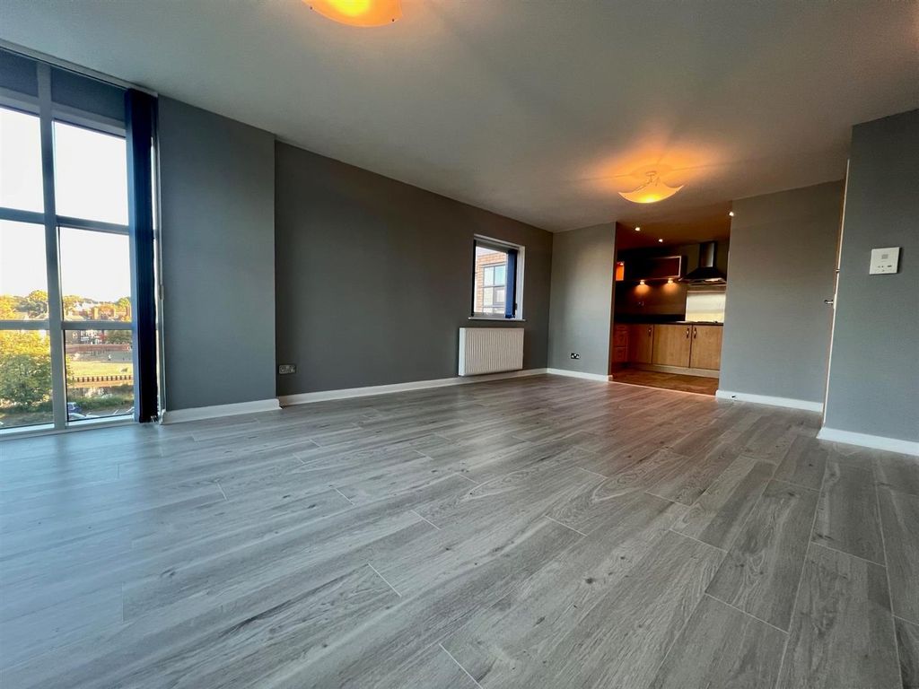 Property photo 2 of 11 413 Westgate Apartment 7.Jpg
