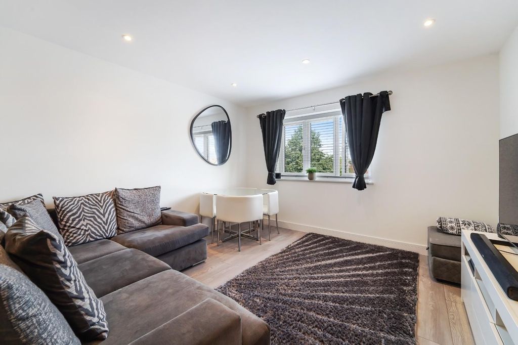 Property photo 3 of 14 Copthorne House