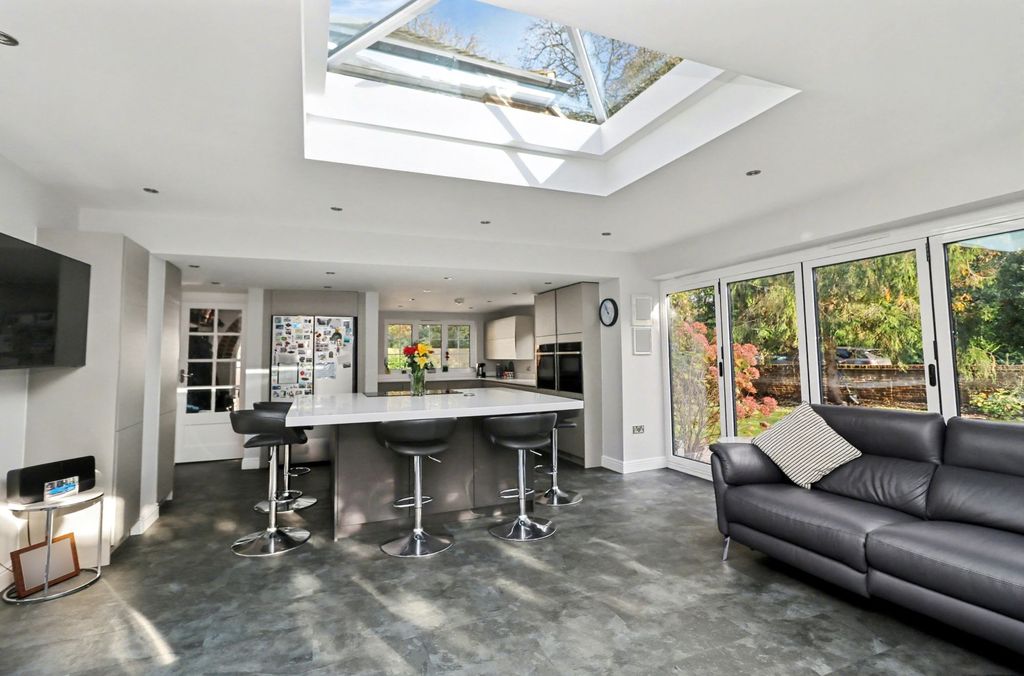 Property photo 3 of 28