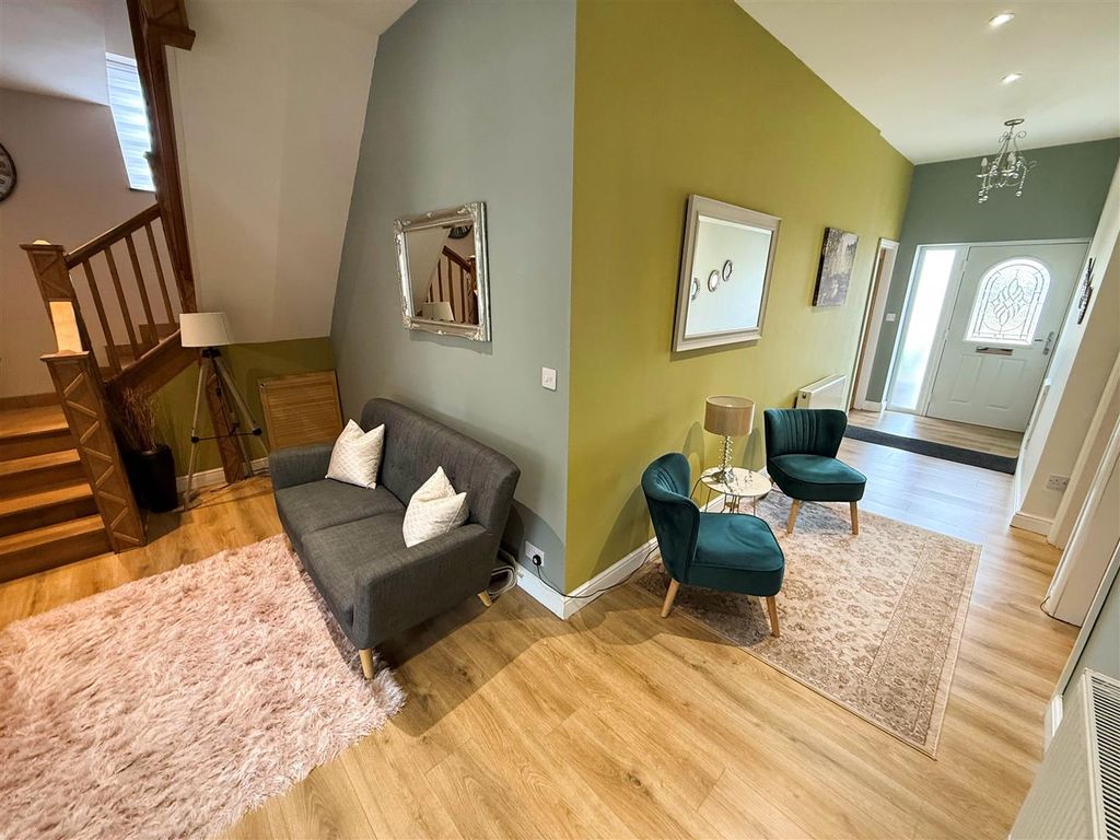 Property photo 2 of 21 Entrance Hall