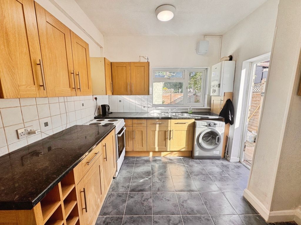 Property photo 2 of 7 Kitchen