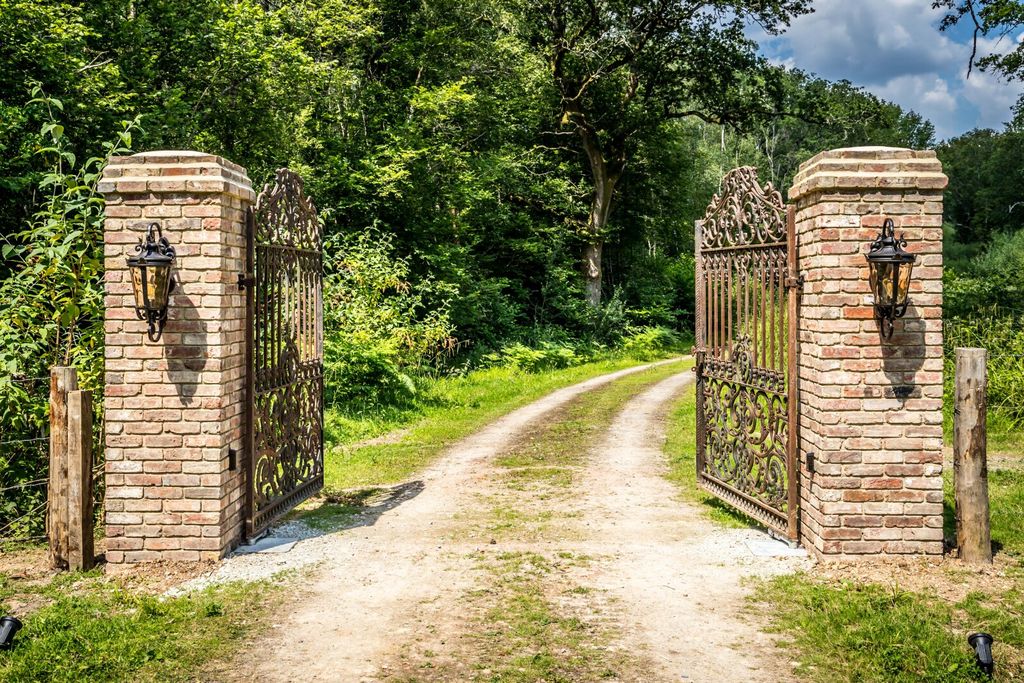 Property photo 3 of 29 House. Partnership