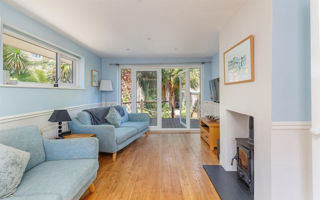 Property photo 2 of 28 Bright Sitting With With Doors To Garden