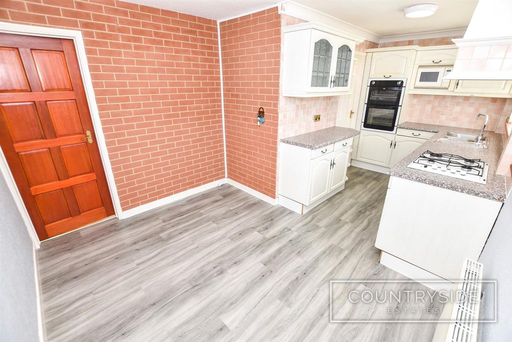 Property photo 3 of 18 Kitchen / Diner