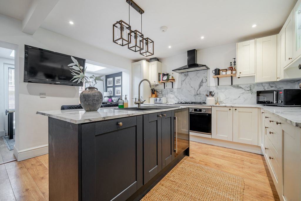 Property photo 2 of 18 2-6A6B59E1796E4-1...