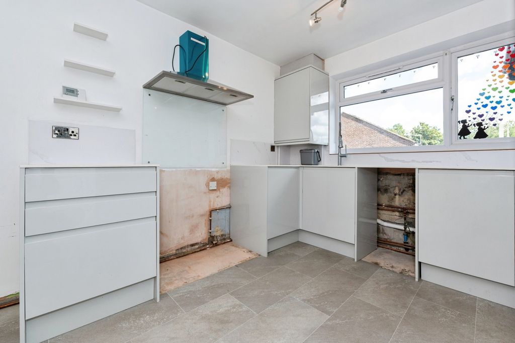Property photo 3 of 20 Kitchen