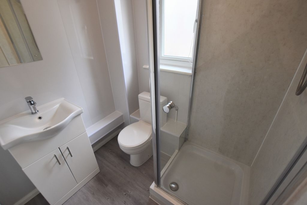 Property photo 3 of 16 6 Simonsbath Bathroom