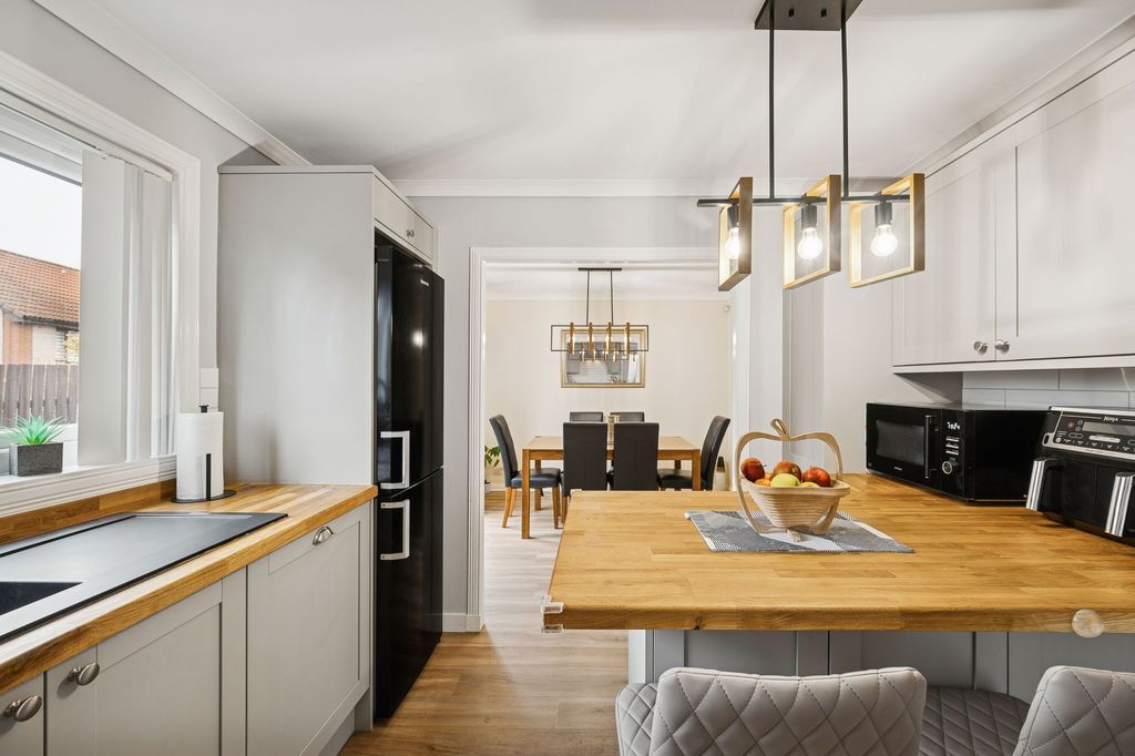 Property photo 3 of 37 Kitchen/ Dining