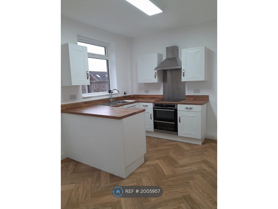 Property photo 3 of 10 Kitchen