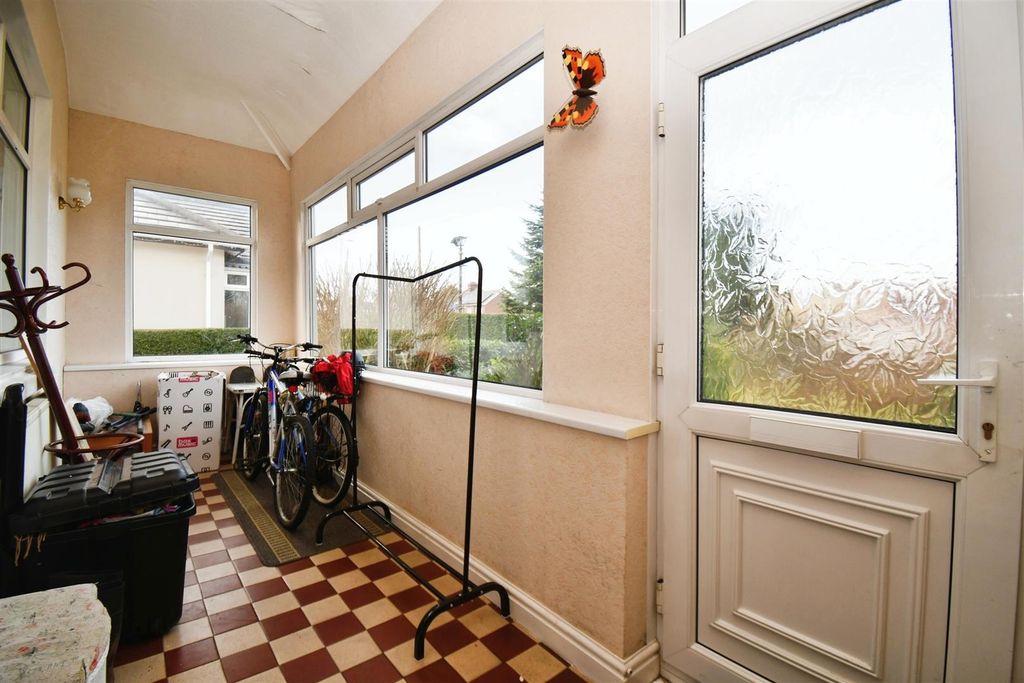 Property photo 2 of 32 Entrance Porch