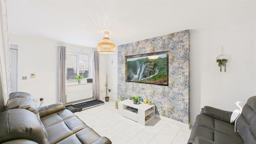 Property photo 2 of 16 Lounge