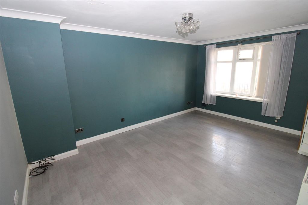 Property photo 2 of 14 Lounge