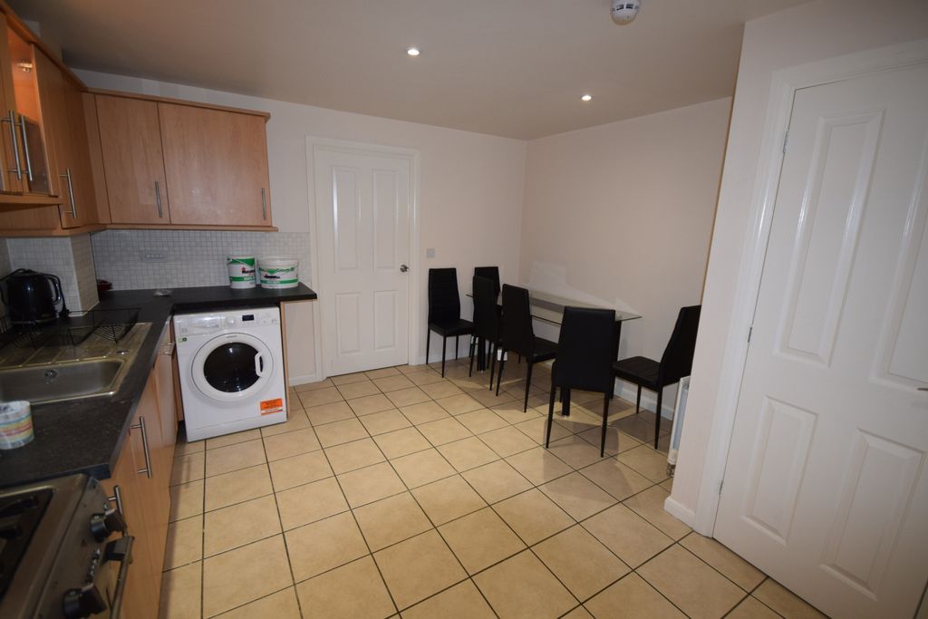 Property photo 3 of 10 Kitchen