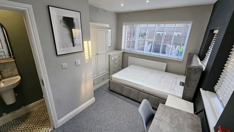 Property photo 2 of 17 A Bright And Well-Maintained Double Bedroom Featur...