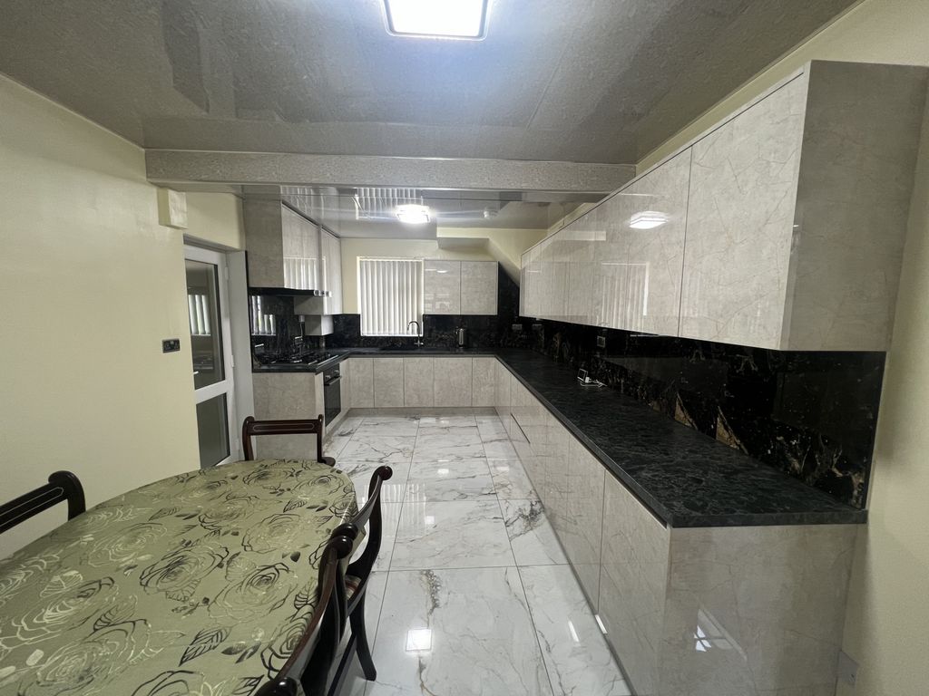 Property photo 3 of 17 Kitchen 1