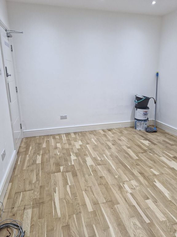 Property photo 3 of 9 Bright Room With Stylish Wood-Effect Flooring...