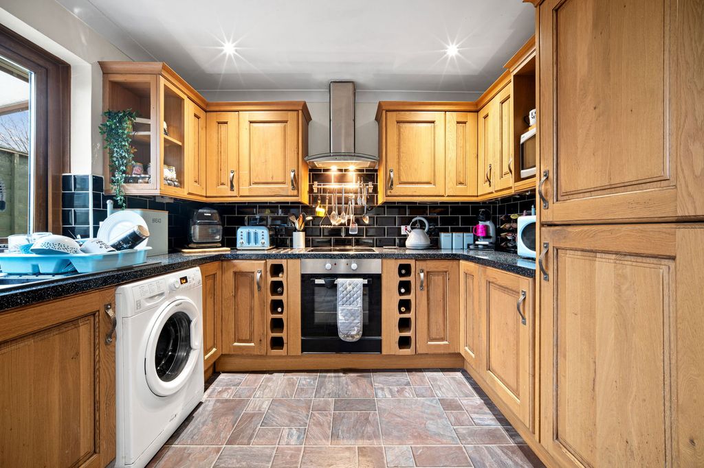 Property photo 2 of 28