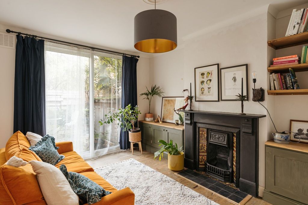 Property photo 1 of 16 Alcester Crescent E5
