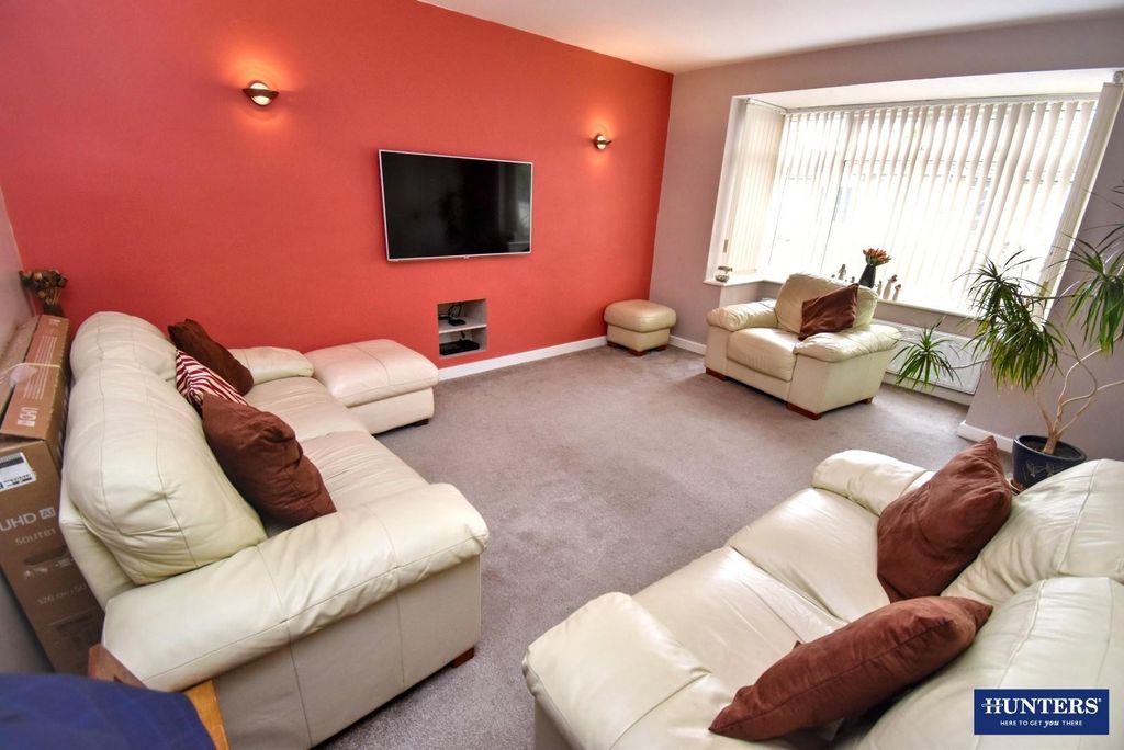 Property photo 3 of 23 Lounge