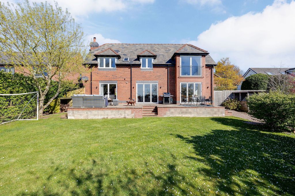 Property photo 2 of 37