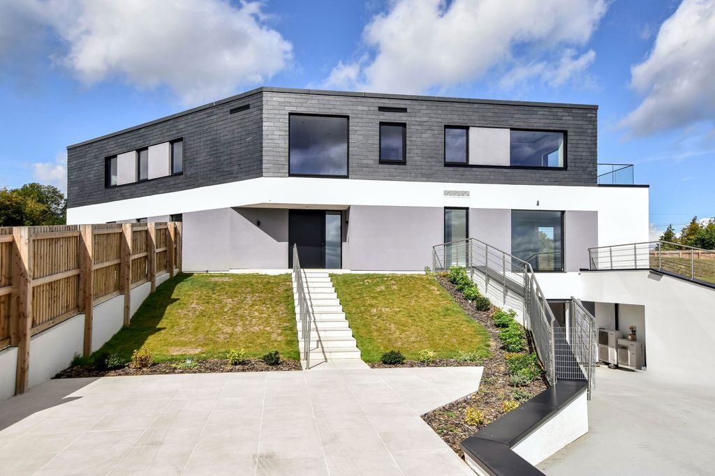 Property photo 1 of 25