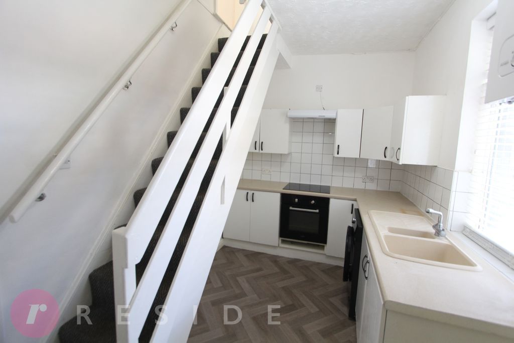 Property photo 3 of 11 Kitchen