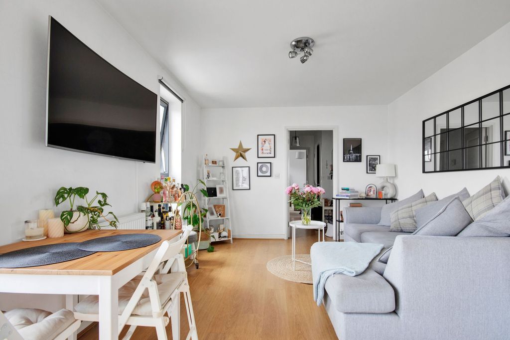 Property photo 1 of 10 Living Room