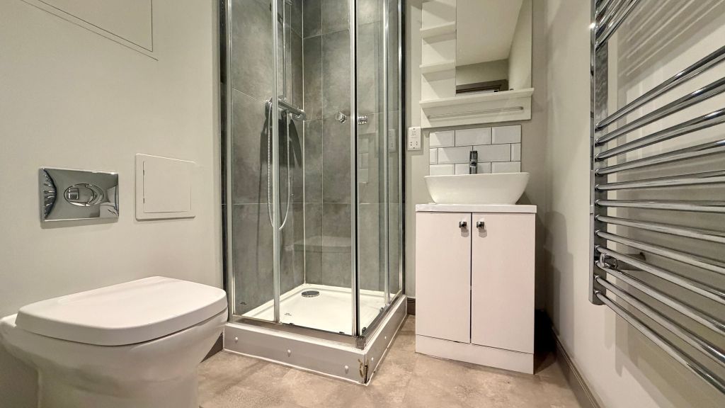 Property photo 3 of 11 Bathroom