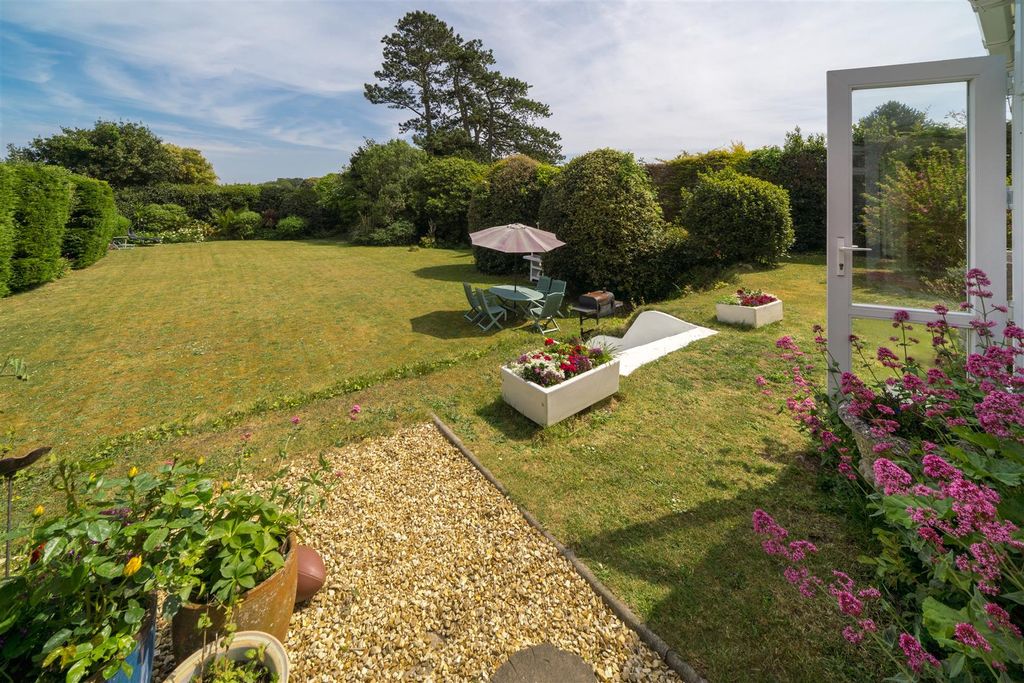 Property photo 2 of 33