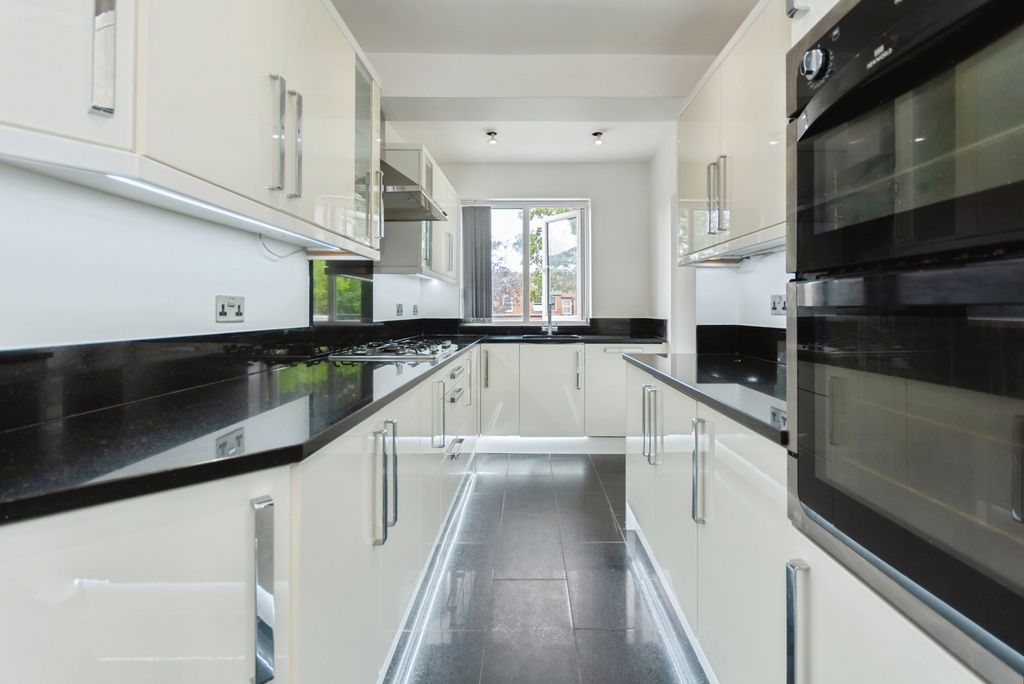 Property photo 3 of 17 Kitchen