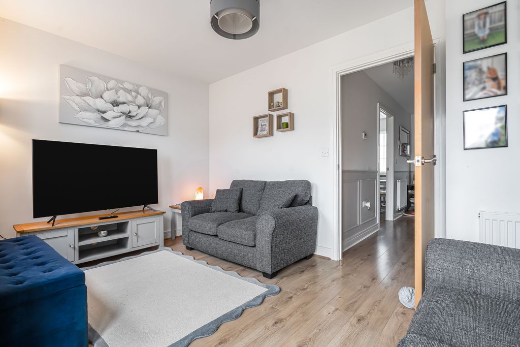 Property photo 3 of 21 Sitting Room (2)