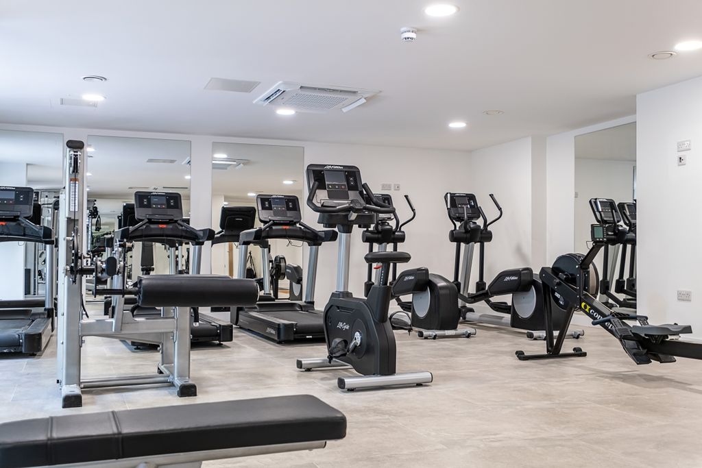 Property photo 2 of 9 Whyteleafe House ...