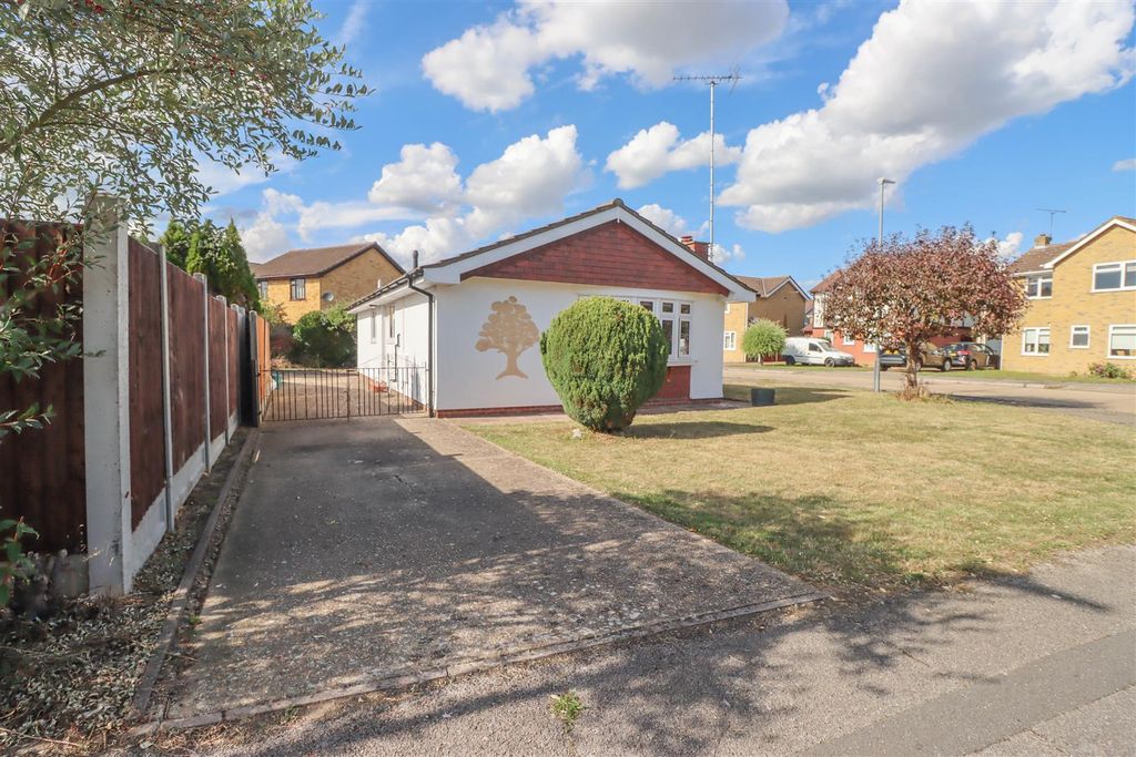 Property photo 3 of 22 16 Fambridge Drive New Outside-13.Jpg