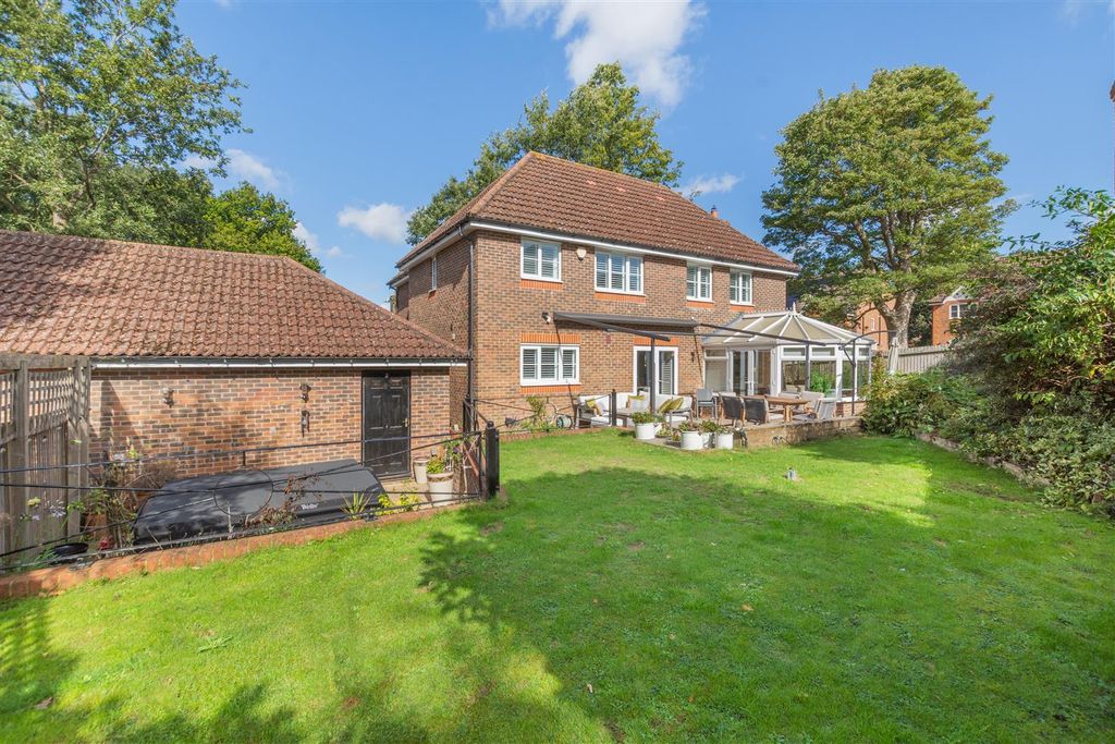 Property photo 2 of 27 8659699-Exterior03.Jpg