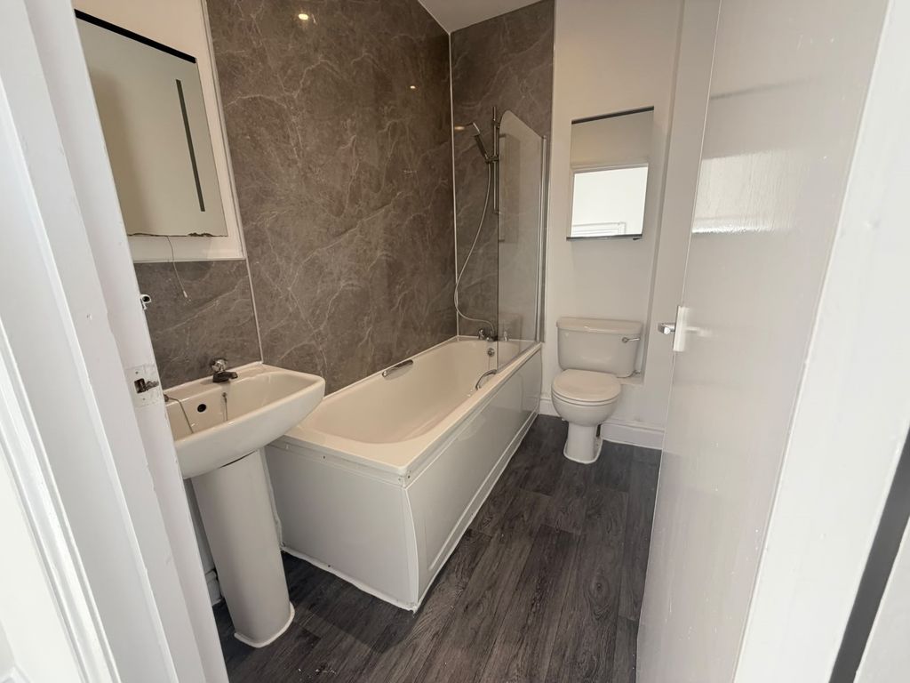 Property photo 2 of 7 996c3F88-A20B-45Ea-Aa11-4ce8Bfb2E0B8