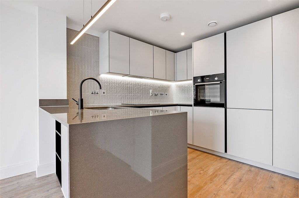 Property photo 3 of 18 Kitchen