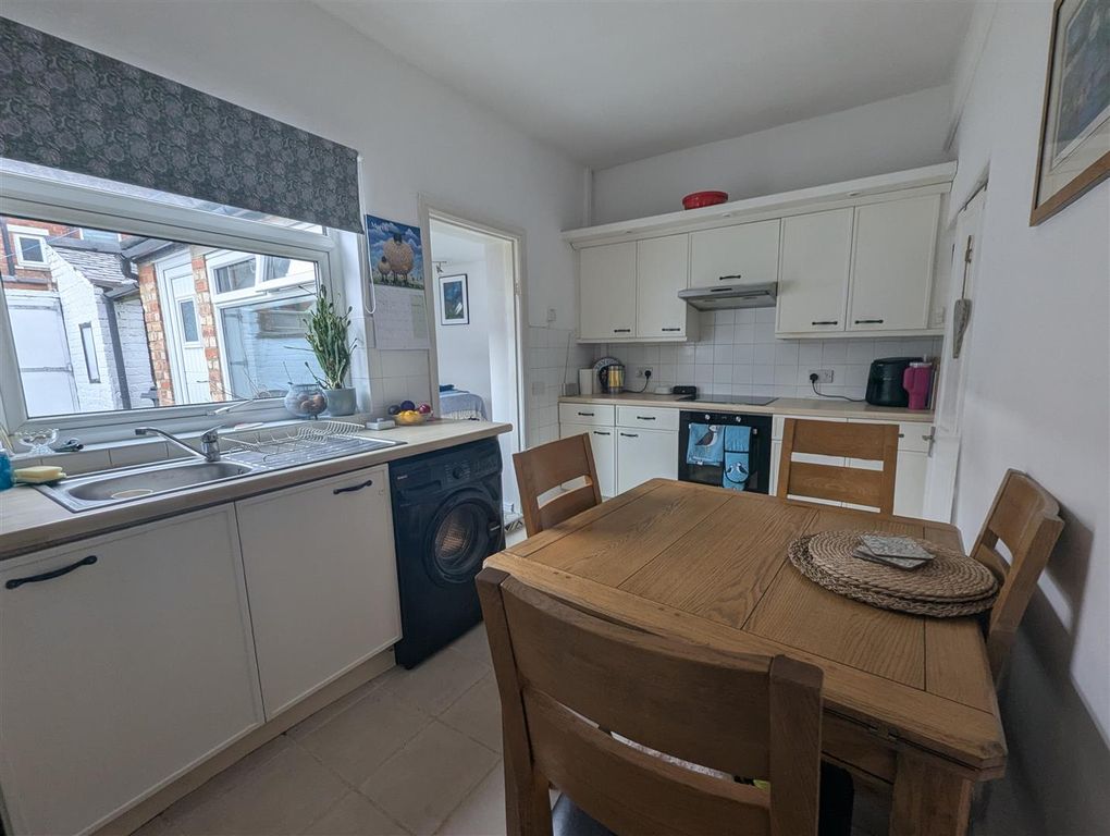 Property photo 3 of 9 Kitchen