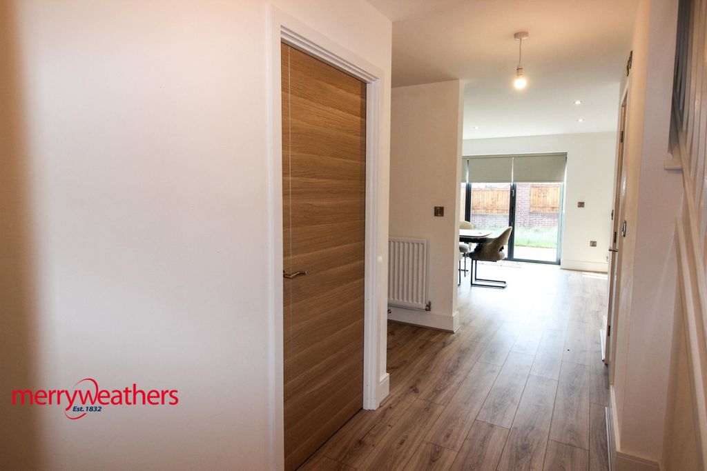 Property photo 2 of 20 Entrance Hall