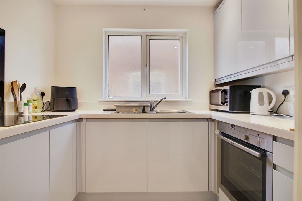Property photo 3 of 7 Kitchen