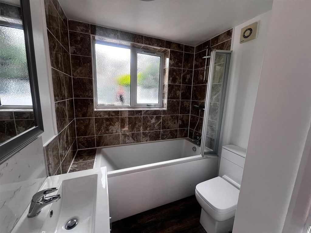 Property photo 2 of 7 Bathroom.Jpg