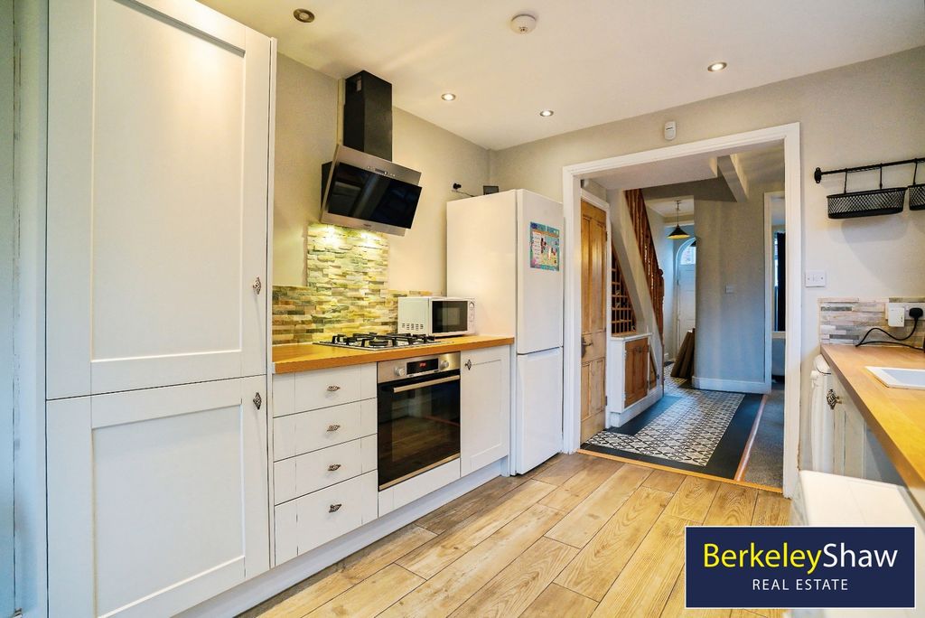 Property photo 3 of 32 Kitchen