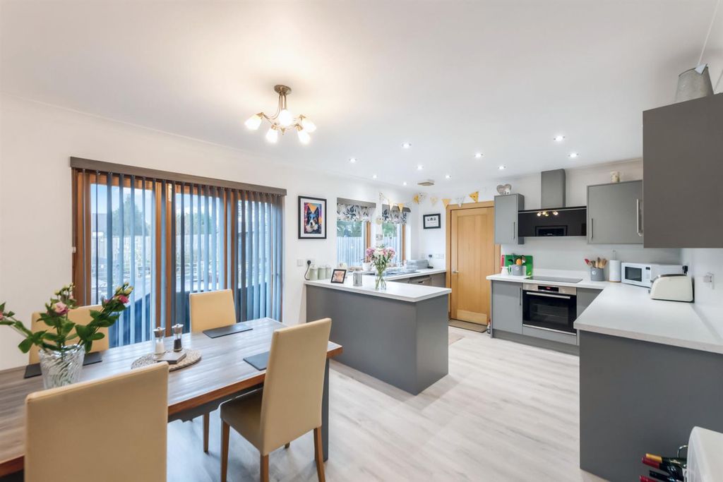 Property photo 2 of 33 Kitchen/Diner