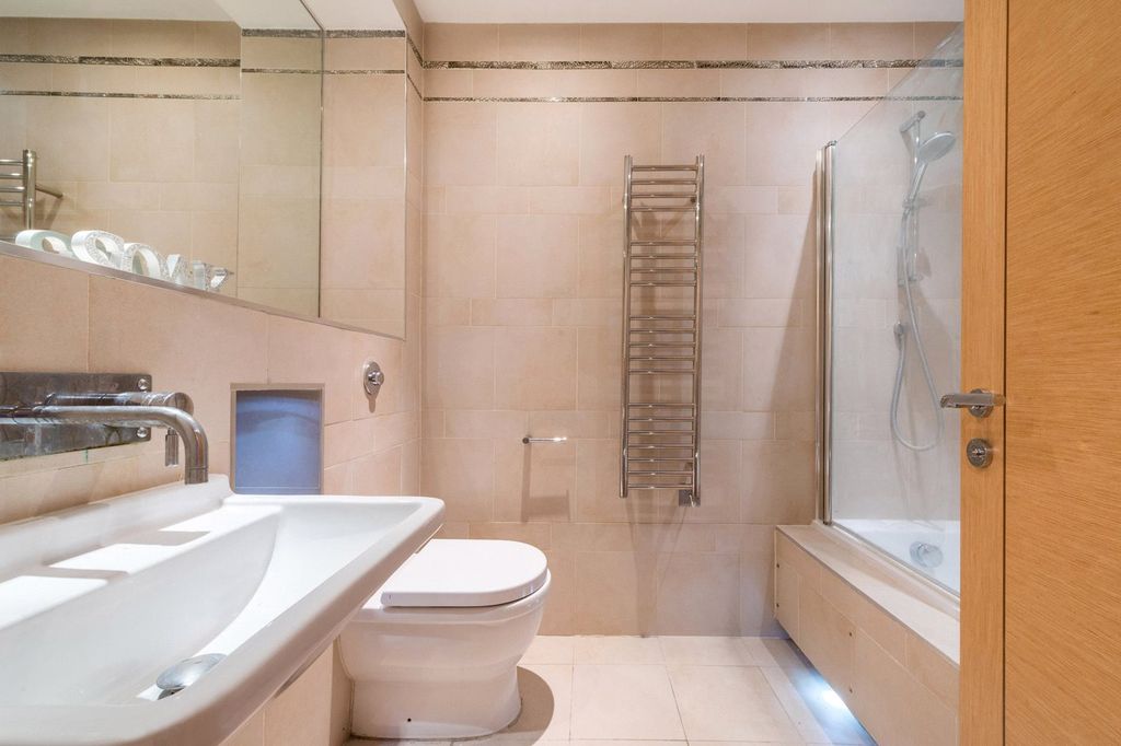 Property photo 3 of 11 Bathroom