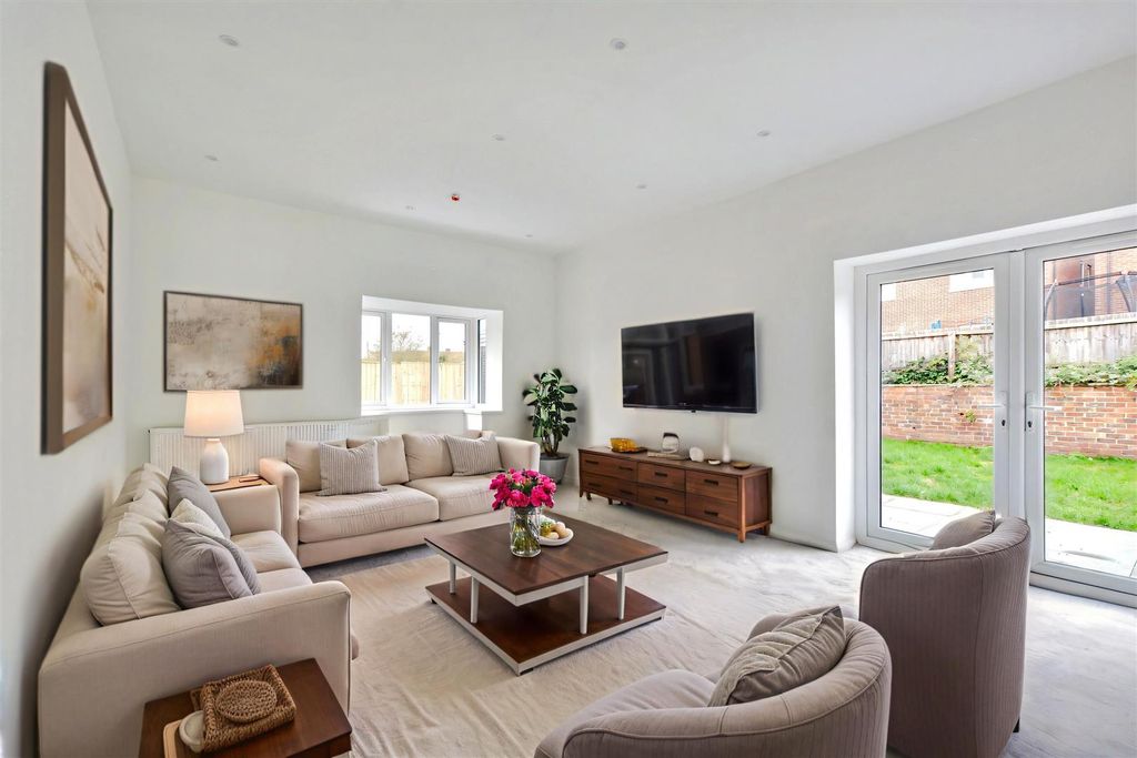 Property photo 2 of 14 Lounge (Vf)_1.Jpeg