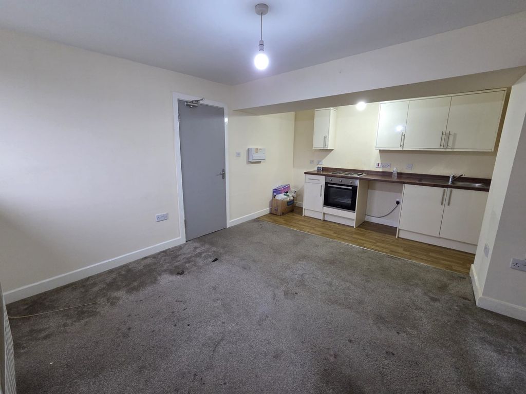 Property photo 1 of 8 Flat 4, 136 Dirkhill Road, Bradford, Bd7 1Qr
