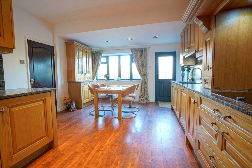 Property photo 3 of 32 Picture No. 35