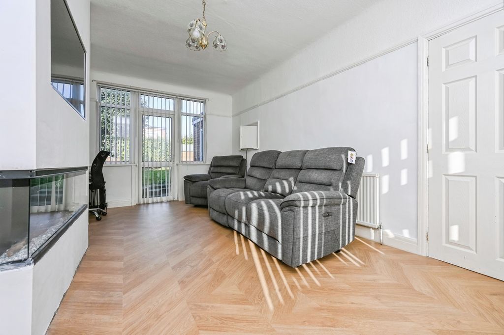Property photo 3 of 11 Pbox-Img.Jpg