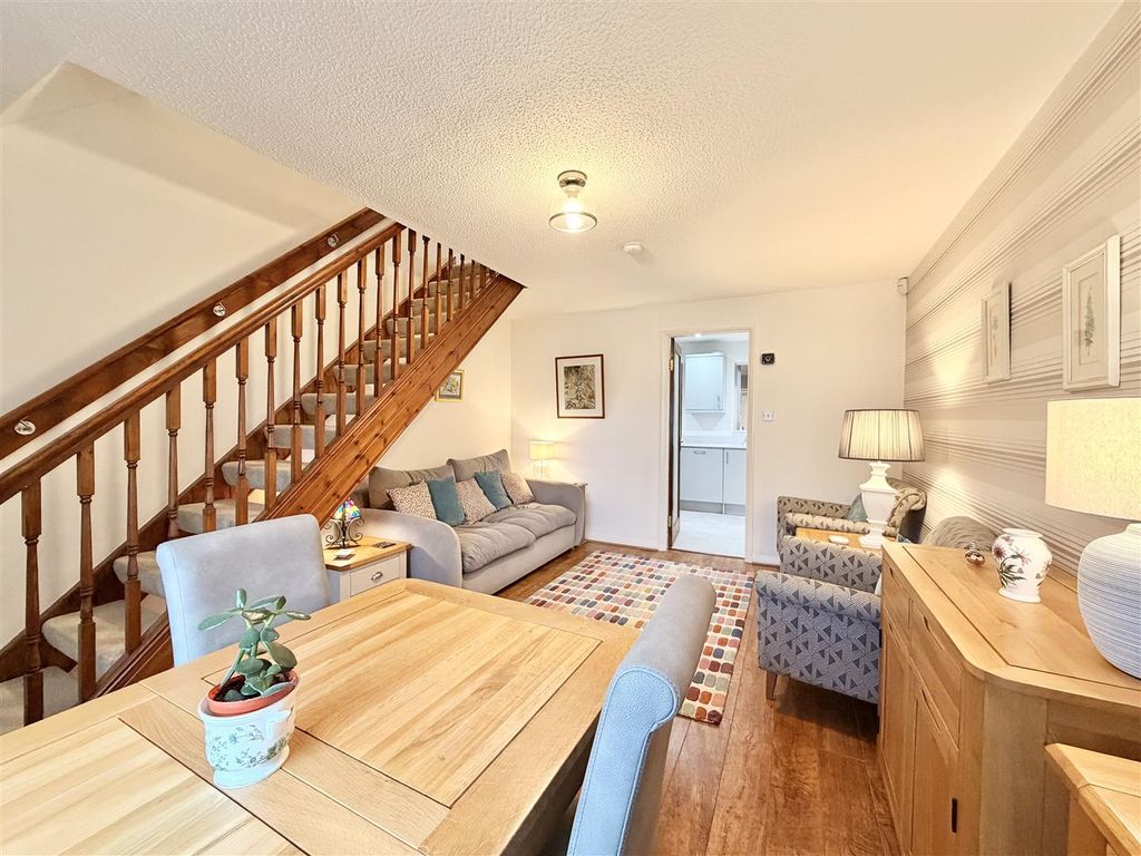 Property photo 3 of 18 Lounge