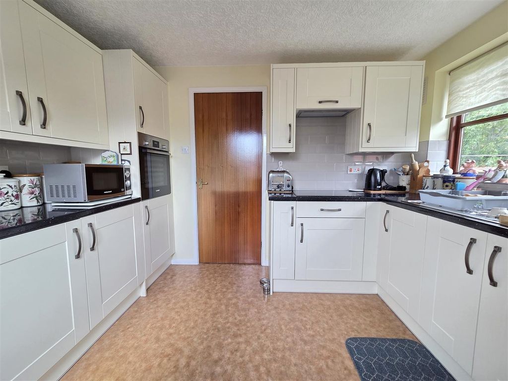 Property photo 2 of 12 Kitchen