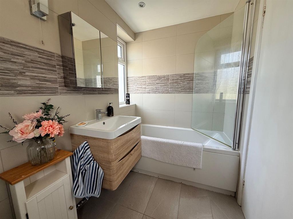 Property photo 2 of 8 Bathroom.Jpg